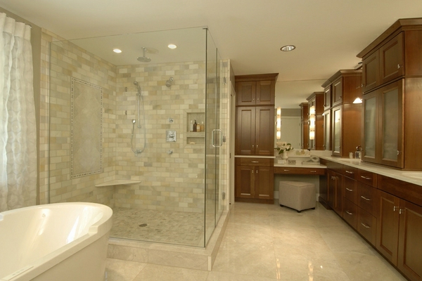 kaakeloitu-suihku-modern-beige-kylpyhuone - valkoinen kylpyamme vieressä