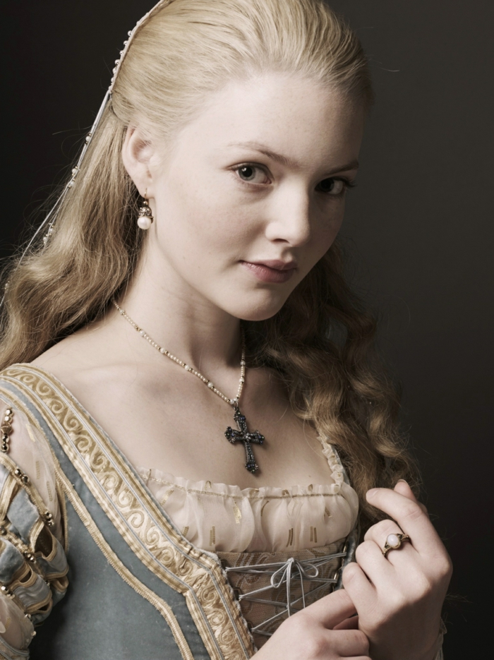 plava kosa pletena bočno lijepa srednjovjekovna haljina i križ lanca