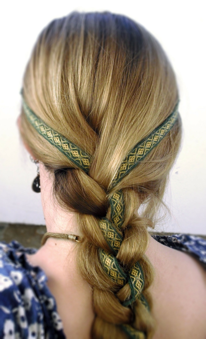 plava kosa vrpca pletena s srednjovjekovnim uzorcima frizure