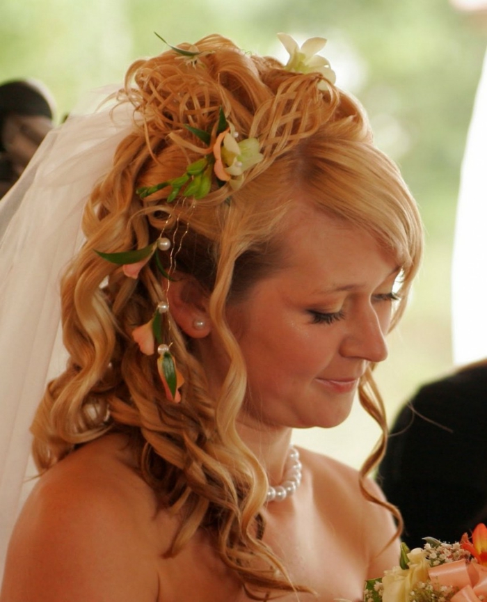 középkori frizurát viselő menyasszony - oldalra fonva, szőke hajú haj tartozékokkal