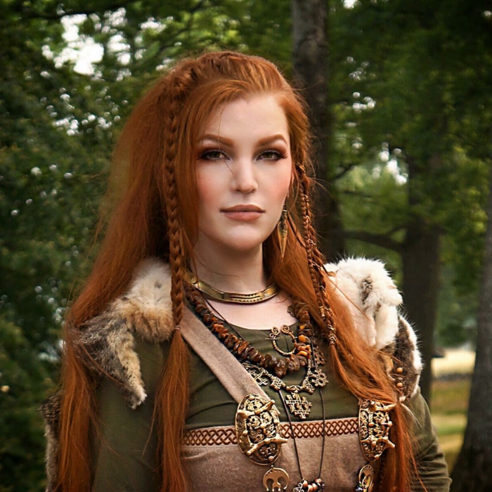 الشعر الأحمر تصفيفة الشعر مضفر أفقيا زي من العصور الوسطى ، والحلي المقابلة