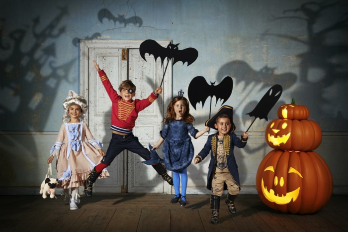 Poèmes d'Halloween, costumes pour enfants, princes, princesses et pirates, chauves-souris en papier, trois grandes citrouilles