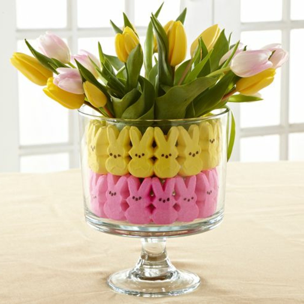 decoración de la mesa de color amarillo con tulipanes-oso-en-el-florero