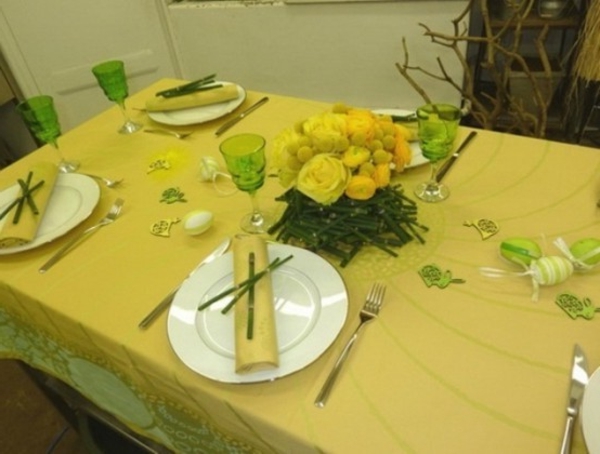 pöydän koristelu keltainen väri muuttuu posliiniastiat