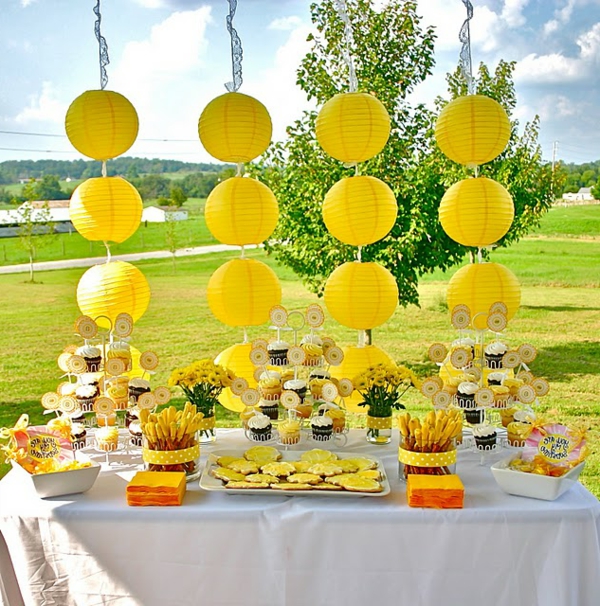 външна декорация на парти - жълти топки, вертикална ангеорннет