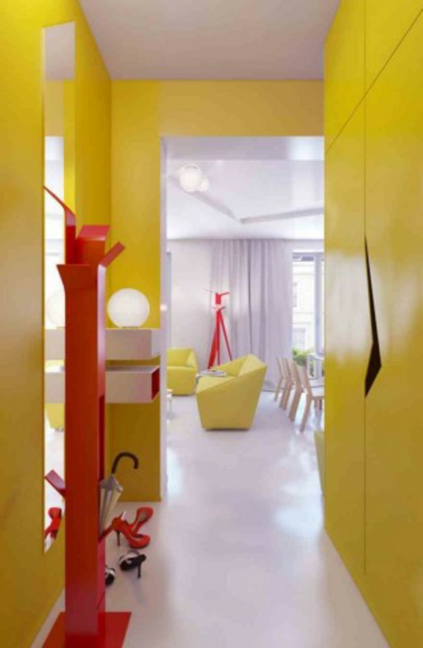 жълта стена за поразителен дизайн на коридора