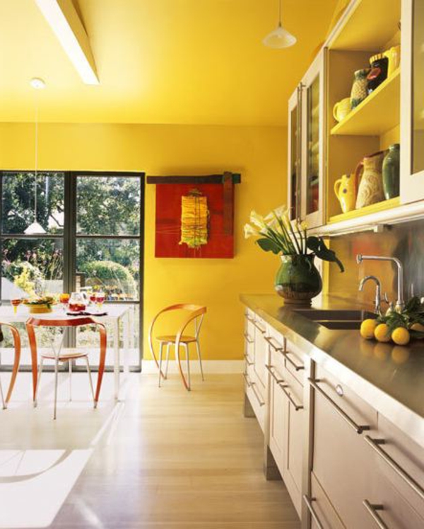 keltainen-keittiö-seinä väri ja lasi-seinät