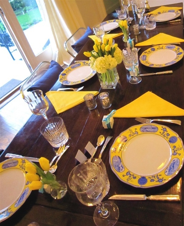 pöydän koristelu keltaisilla tulppaanilla ja keltaisilla lautasliinoilla