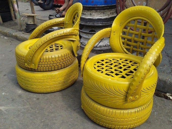 жълти столове-от-кола от автомобилни гуми, направени използвани за рециклиране на гуми