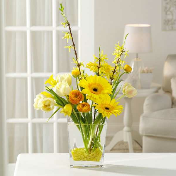 sárga-asztal díszítéssel-virágokkal-a fehér szobában