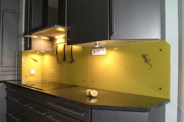 الأصفر والألواح الجدارية مقابل مطبخ الأسود خزائن
