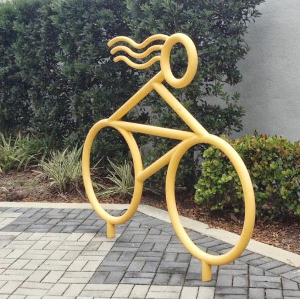 دراجة صفراء تشبه موقف واحد في الدراجة المدى