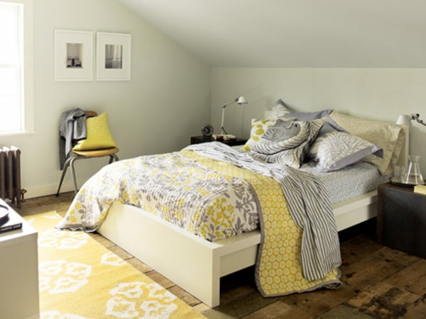 жълт килим с цветя в спалнята
