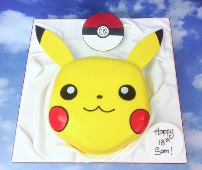 Pokebolet rojo y pikachu amarillo con ojos negros y mejillas rojas: idea de un pastel de pokemon amarillo para niños
