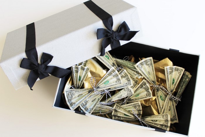 паричен подарък-сватба-а-кутия, пълна с пари