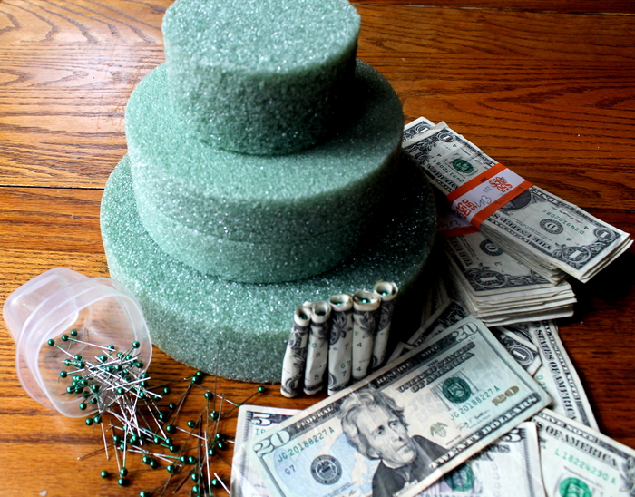 A pénz jelen van az esküvő / születésnapi / diplomás pártnak, a bankjegyekből készült süteményt, nagyszerű ötletet utánozni
