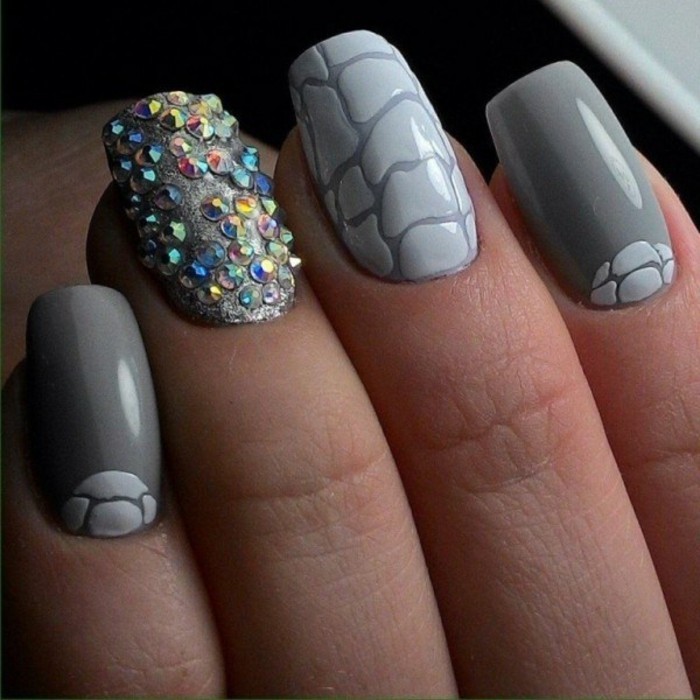 Uñas de Gel-con-Steinchen-atractiva-manicura, en gris claro y gris oscuro-con-steinchen y piedra-efecto