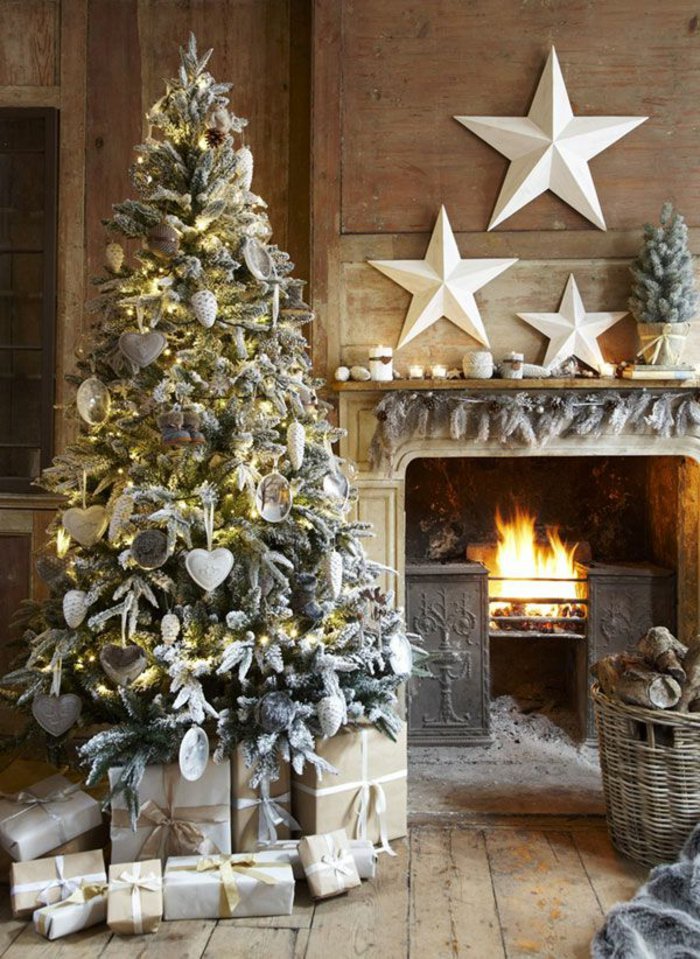 otthonos hangulatot kandalló fenyőfa karácsonyi díszek ajándékok