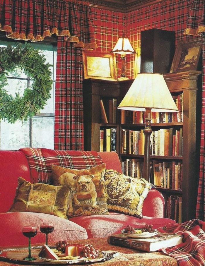 ambiente acogedor decoraciones de Navidad decorado con un sofá rojo