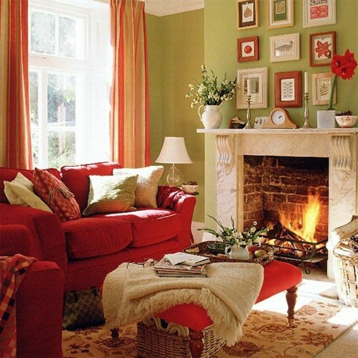 Agradable ambiente en el sofá de la sala chimenea-roja