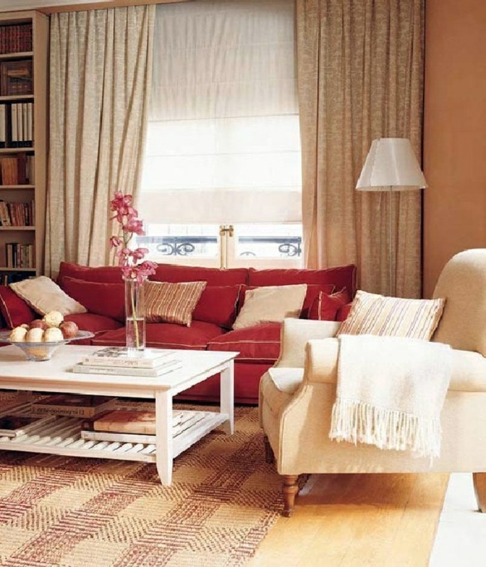 acogedora sala de estar de color en colores pastel de instalación de la alfombra roja sofá de la vendimia