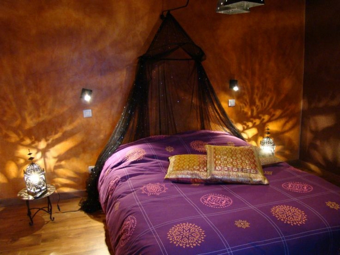 уютен-Boho шик спални индийски мотиви-лилаво бельо и златни възглавници Lantern черен балдахин