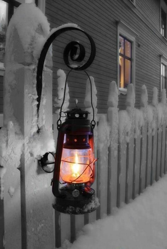 уютен Фото Зимна картина Lantern на ограда