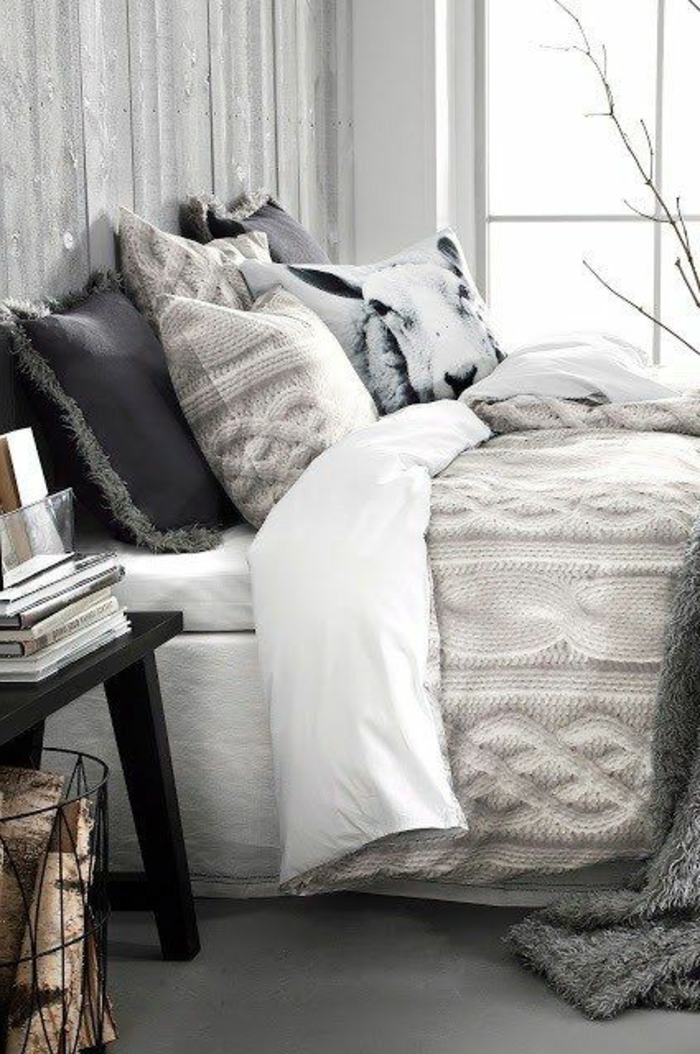 уютна спалня легло-много плетени възглавници-сиво нюанси