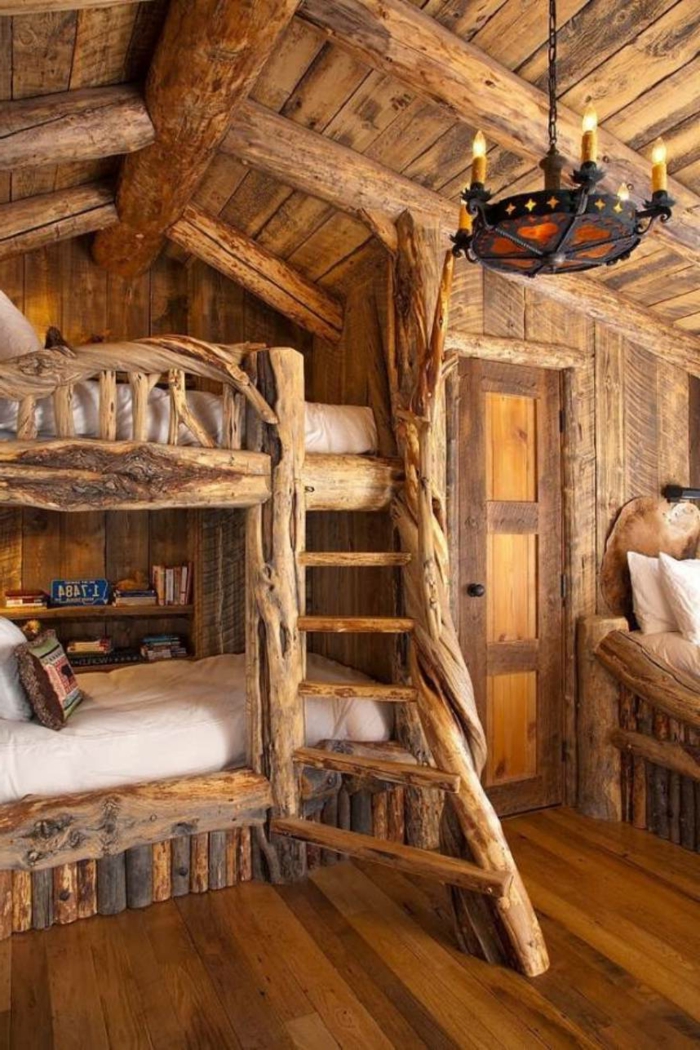 уютна спалня таванско помещение селски полилей от ковано желязо стил дървени интериорни страна