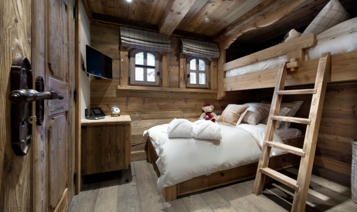 cama alta de madera de estilo rústico pequeña ventana de la habitación acogedora
