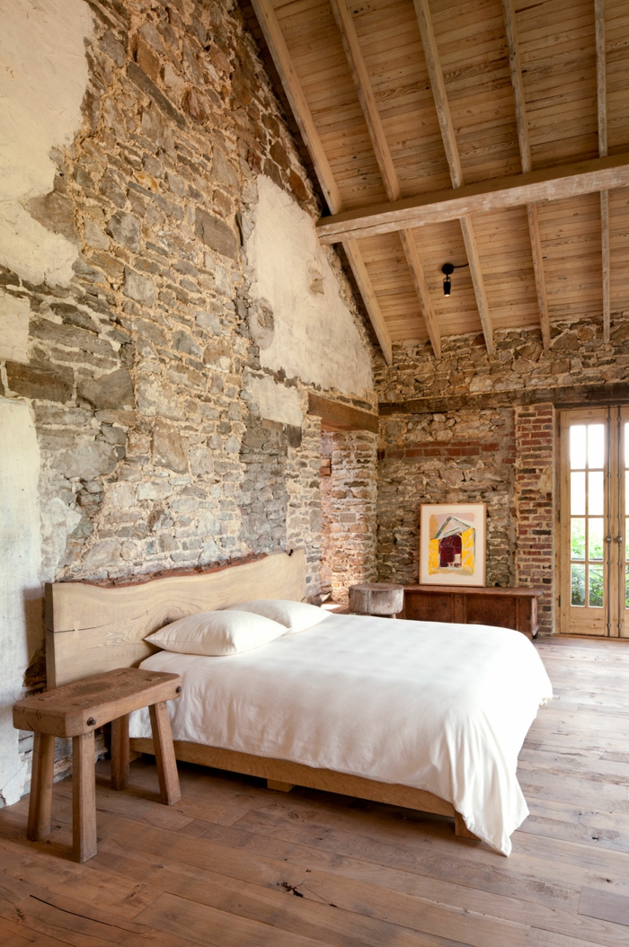 уютна спалня рустикални мебели тухлена с каменни стени