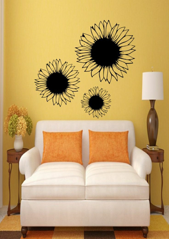 आरामदायक कमरे में रहने वाले बेज सोफे नारंगी तकिया कलश फूल Couchische दीपक पीले दीवारों सूरजमुखी डेको दीवार decals