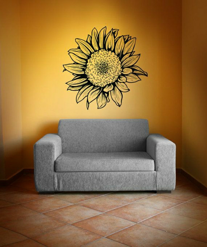 غرفة معيشة مريحة رمادي أريكة البلاط عباد الشمس جدار ديكور وشم فكرة جديدة