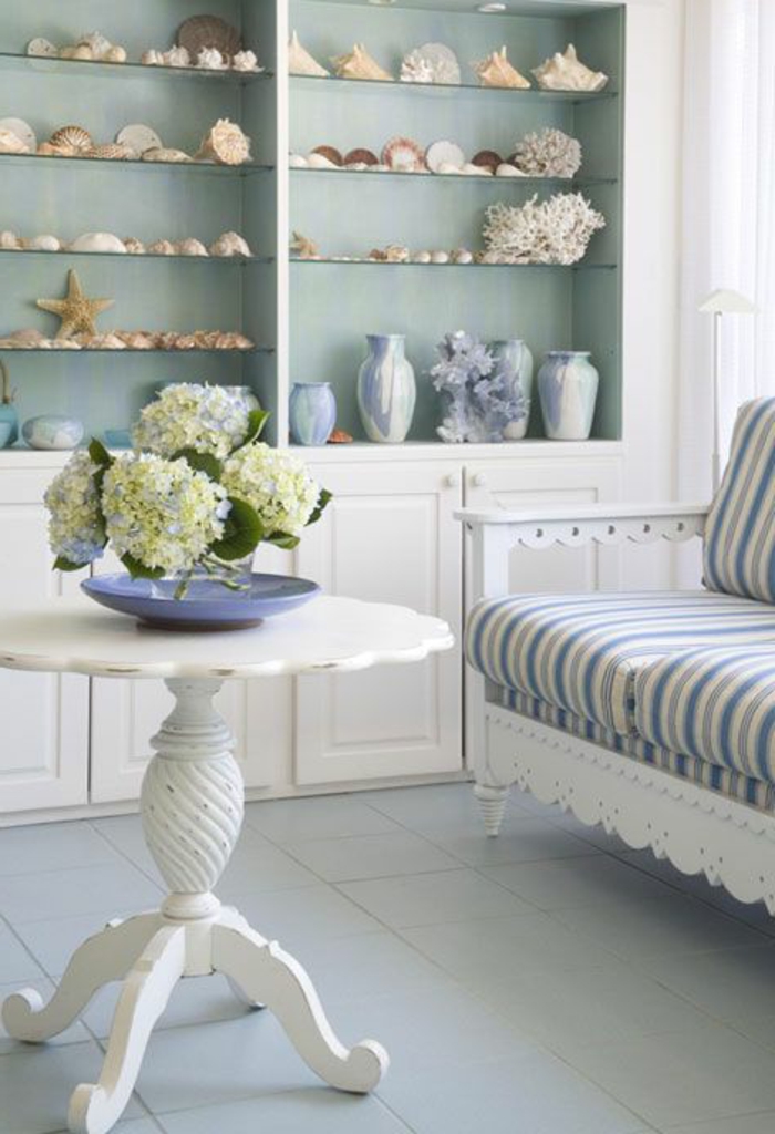 חדר-בהיר מגורים הנעים צבעי שולחן קפה עגול-וינטג 'פרח פסי קונכיות מדפי ספה