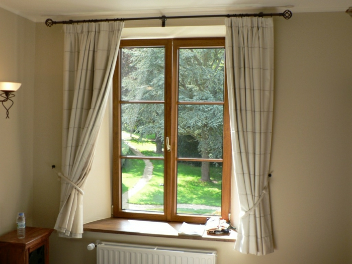уютна спалня радиаторни малък прозорец дървена рамка завеси-Pastel Beige