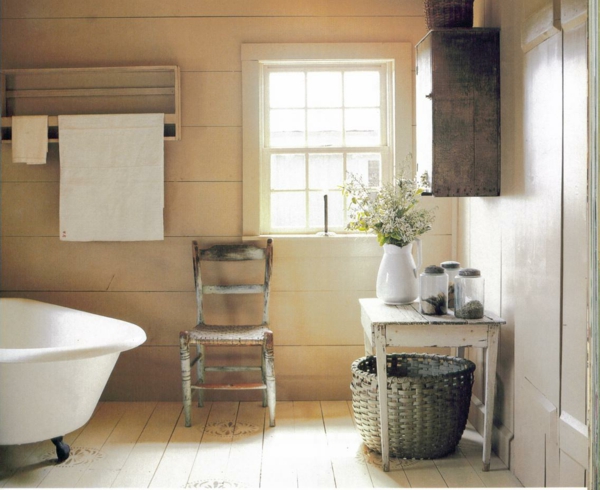 חדר אמבטיה נעים בסגנון כפרי - כסא עץ ואמבטיה בלבן