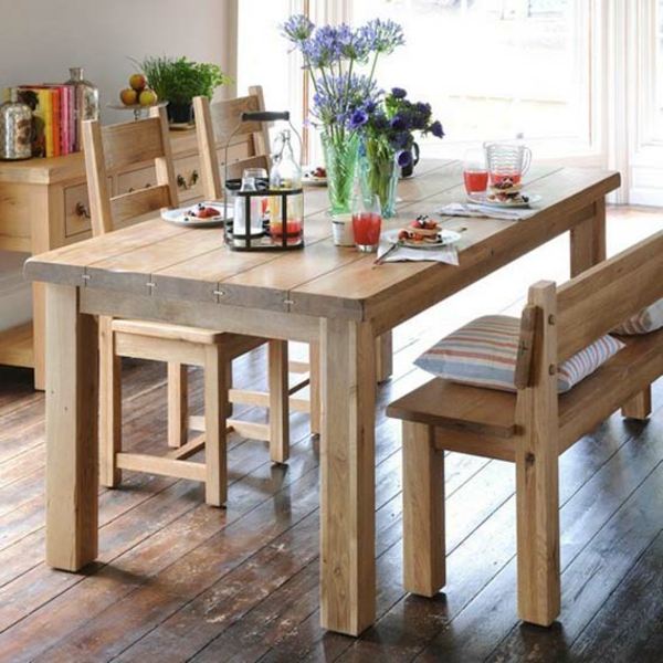 salle à manger confortable avec un beau banc de fleurs en bois sur la table
