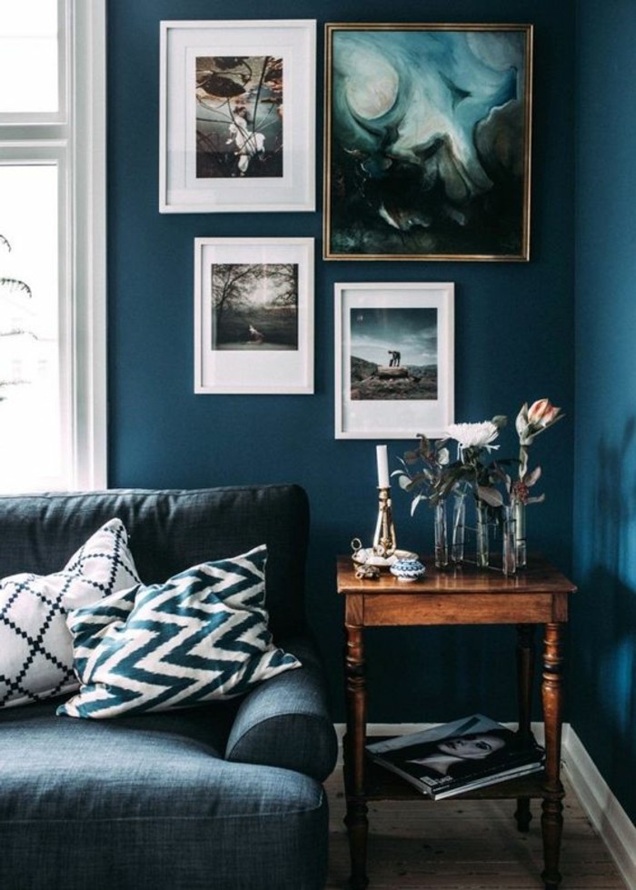 مريحة المعيشة المكياج-الاكسسوارات-صور-البيضاء الصورة الجدول إطار خشبي أزرق الجدار العتيقة