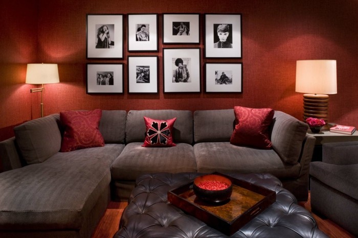 otthonos-nappali-make-kiegészítők-poszter-piros-fal párnák Sötét kanapé lámpák