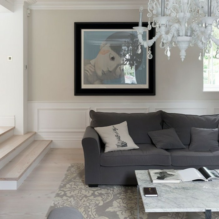 Viihtyisä-olo-make-seinämaalaus-kattokruunu-sohva-matto-musta-marmori pöydän