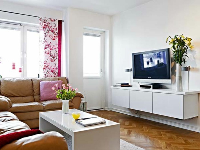 hangulatos-nappali-design-függöny-virágos-minta-fehér bútor-bőr-kanapé
