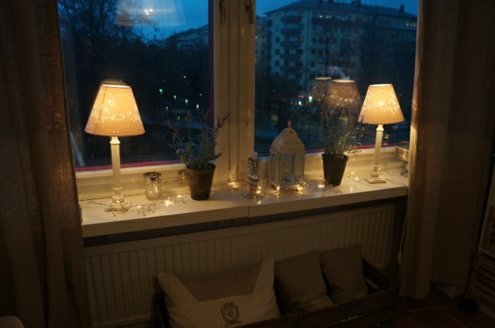 مريحة المعيشة المكياج-المصابيح في نافذة الليل