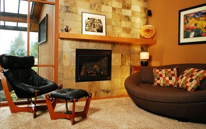 Viihtyisä-olohuone-suunnittelu-nahka-nojatuoli-sohva-tummille-takka-kivistä tehty verhous-Plaid tyyny