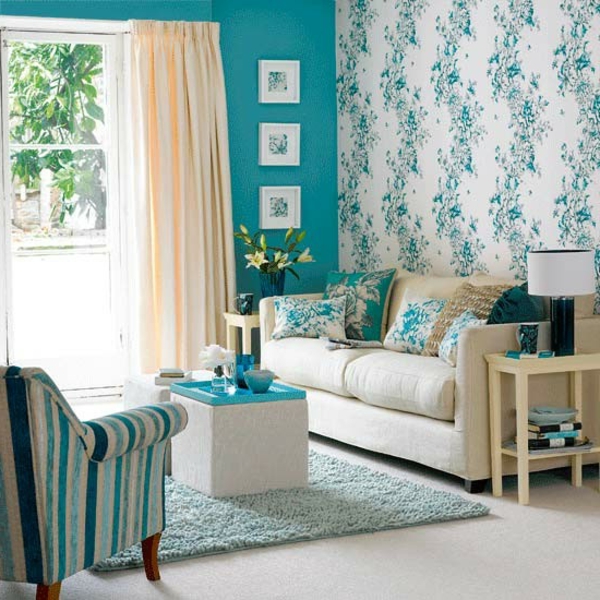 acogedora-estar-con-turquesa-color de la pared-and-müstertapete-y-colorido almohadas