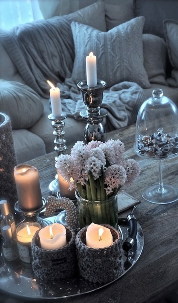 Viihtyisä-olohuone-monta kynttilät-on-the-table
