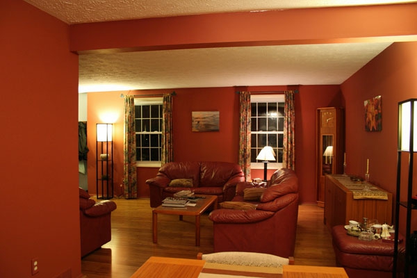 seinät olohuoneessa - punainen sävy