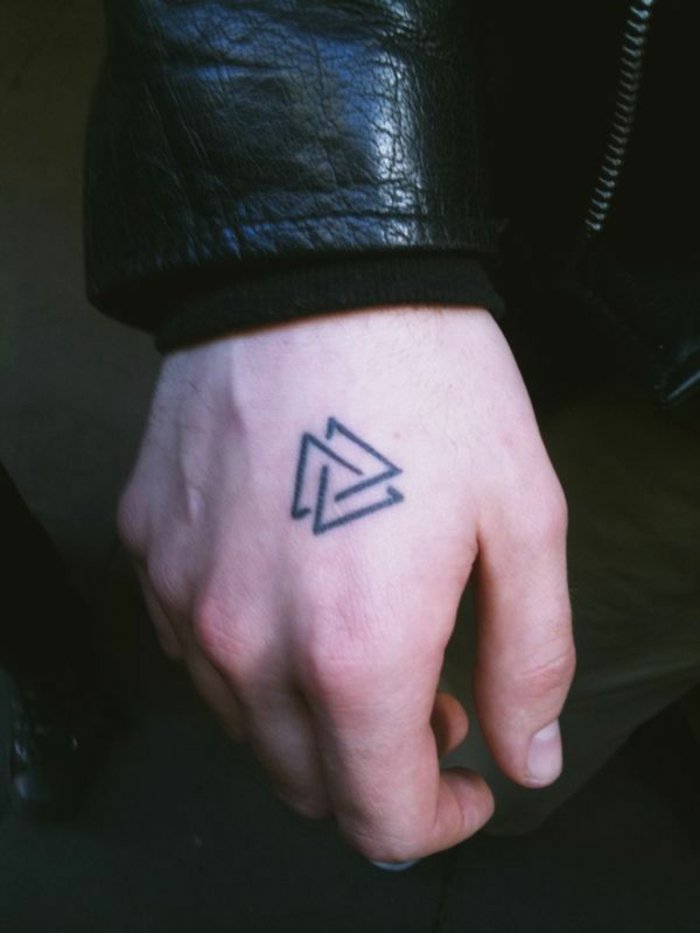 геометрични Мъжки татуировки-два триъгълника