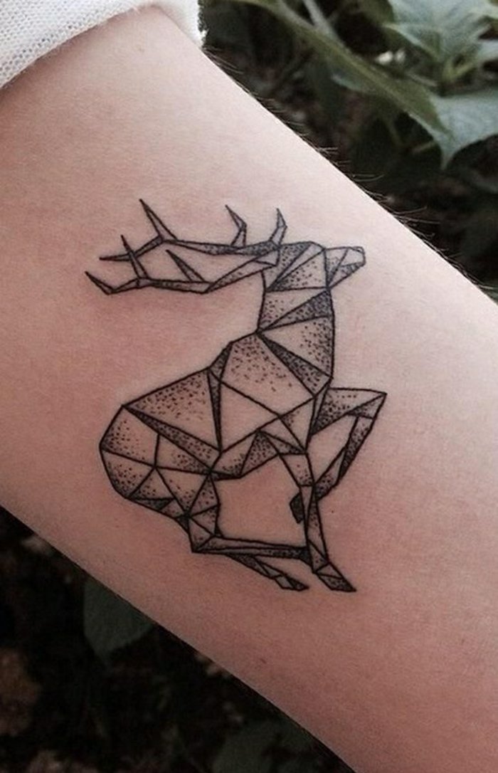 geometrijska tetovaža motiva jelen crtanje