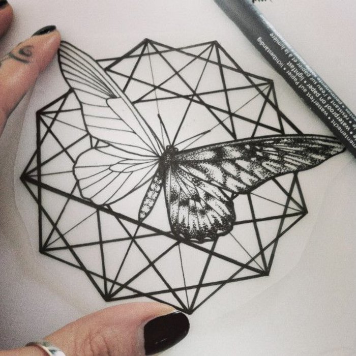 geometriai tetoválás-for-női-pillangó motívumot