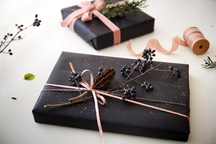 papel de regalo negro con hermosos adornos de ramitas y brillo